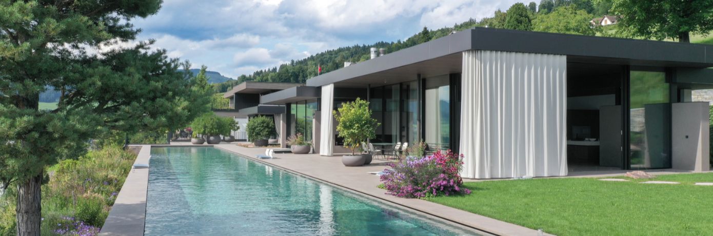 Professioneller Poolbau: 50-Meter-Schwimmbad mit Hubboden und moderner Wassertechnik